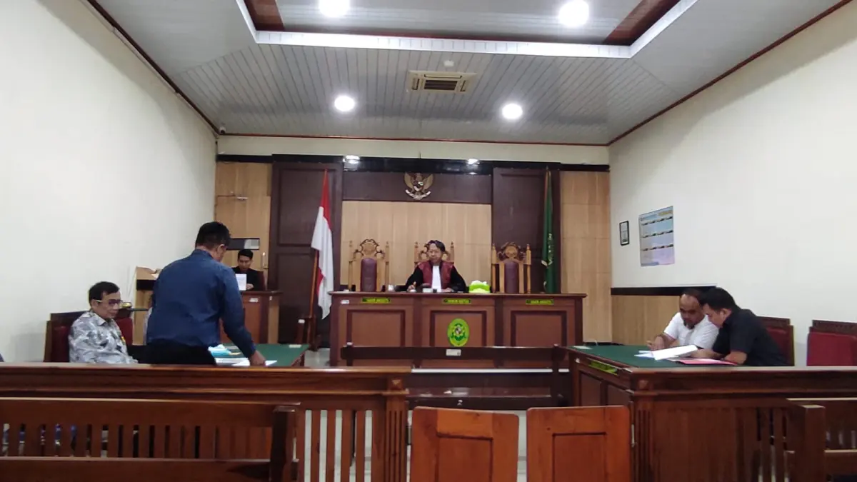 PRAPERADILAN : Persidangan praperadilan status tersangka Agus Priyono dalam kasus SK ASN palsu yang berlangsung di PN Gresik. (Foto : Ist/Radar Gresik) 