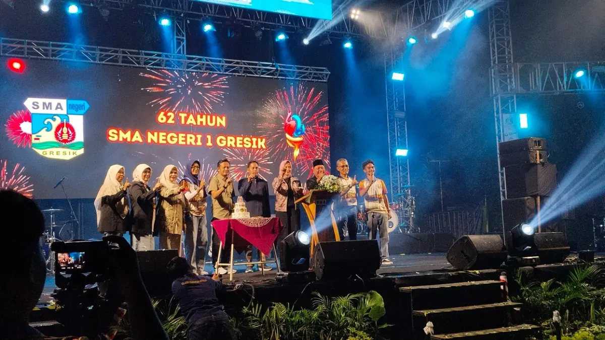 SIMBOLIS HUT KE-62: Kepala SMAN 1 Gresik, Irfan (tengah), bersama Kasi SMA PK-PLK Cabang Dinas Pendidikan Wilayah Gresik, Joko Sutopo, jajaran guru, komite, serta panitia MPK-OSIS melakukan prosesi simbolis peringatan HUT ke-62 SMAN 1 Gresik dalam malam puncak SPEKTAVIA 2026 di halaman SMAN 1 Gresik. (Foto : Riri/Radar Gresik) 