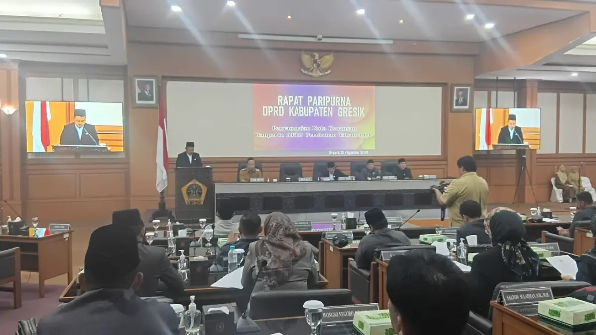 Bupati Gresik Fandi Akhmad Yani saat penyampaian nota keuangan Ranperda APBD perubahan tahaun 2026 para Rapat Paripurna DPRD Gresik. (Foto : Fajar/Radar Gresik) 