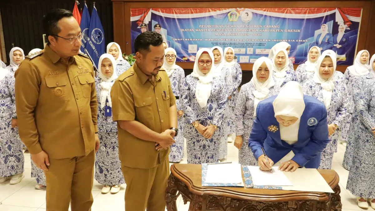 Dewan Pengurus Cabang (DPC) Ikatan Wanita Pengusaha Indonesia (IWAPI) Kabupaten Gresik periode 2026–2031 resmi dilantik di Aula Mandala Bhakti Praja. (Foto : Ist/Radar Gresik) 
