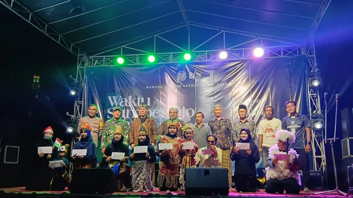 KREATIVITAS : Kepala Desa Sumberrejo, Kecamatan Manyar, Gresik, Ahmadi dengan bersama para warga yang meraih apresiasi atas kreatifitas. (Foto : Fajar/Radar Gresik) 