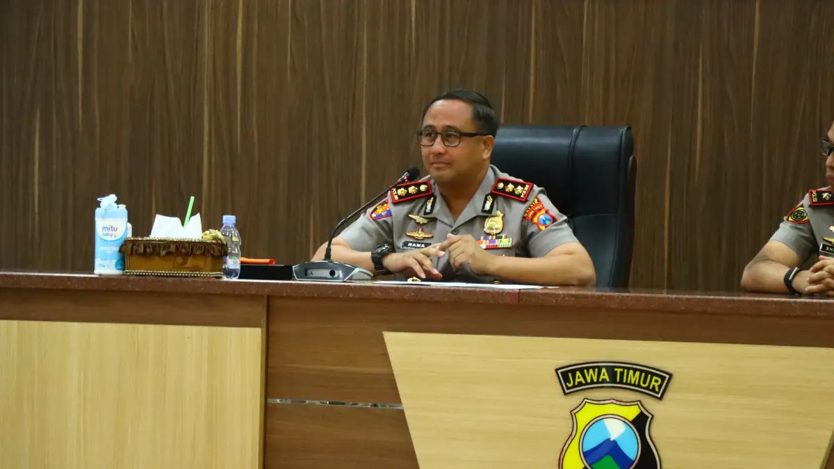 MENGHIMBAU : Kapolres Gresik AKBP Ramadhan Nasution memberikan himbauan seluruh personel Polwan untuk meningkatkan profesionalisme, integritas, dan kualitas pelayanan kepada masyarakat saat Tasyakuran HUT Polwan ke-78.