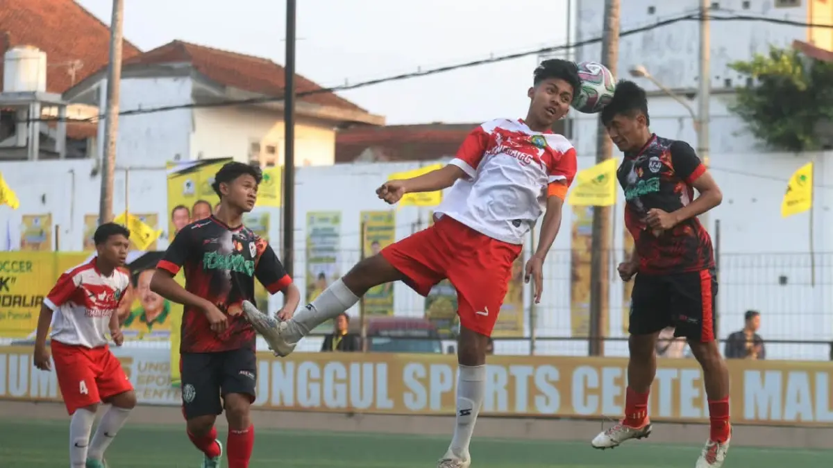 WAKILI MALANG: Penggawa Tim SMAN 1 Tumpang berebut bola atas dengan pemain MAN 1 Malang dalam laga semifinal pertama Bahlil Mini Soccer Asyik Menuju Puncak Zona Malang, kemarin sore.&nbsp;(Foto : Darmono/Radar Malang) 