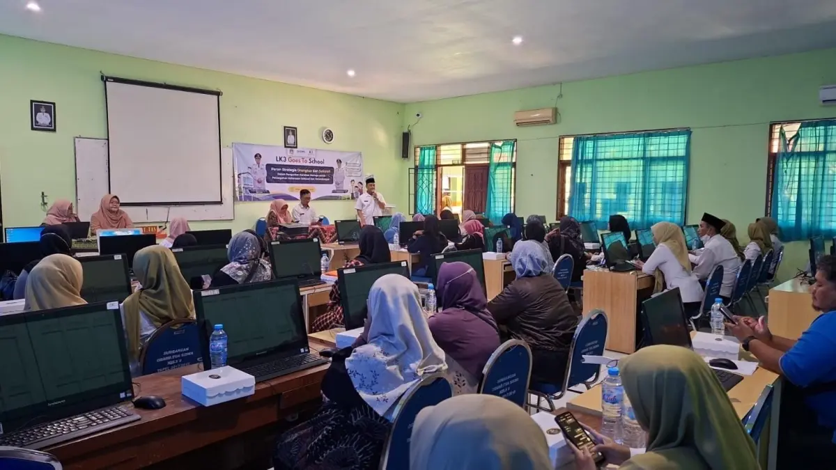EDUKASI : Lembaga Konsultasi Kesejahteraan Keluarga (LK3) Dinas Sosial (Dinsos) Gresik melakukan edukasi pencegahan HIV di sekolah. (Foto : Fajar/Radar Gresik) 