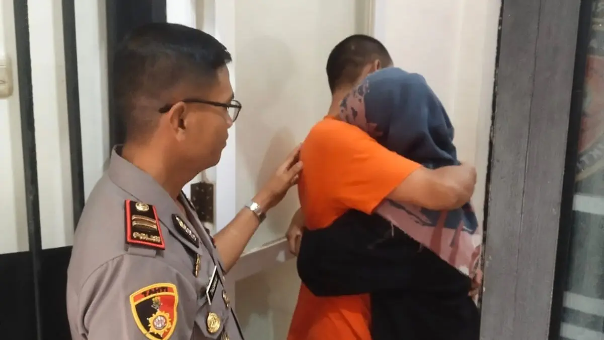 PENUH HARU : Salah satu tahanan di Mapolres Gresik saat memeluk keluarganya dengan penuh haru di jam besuk di ruang tahanan Mapolres Gresik. (Foto : Ist/Radar Gresik) 