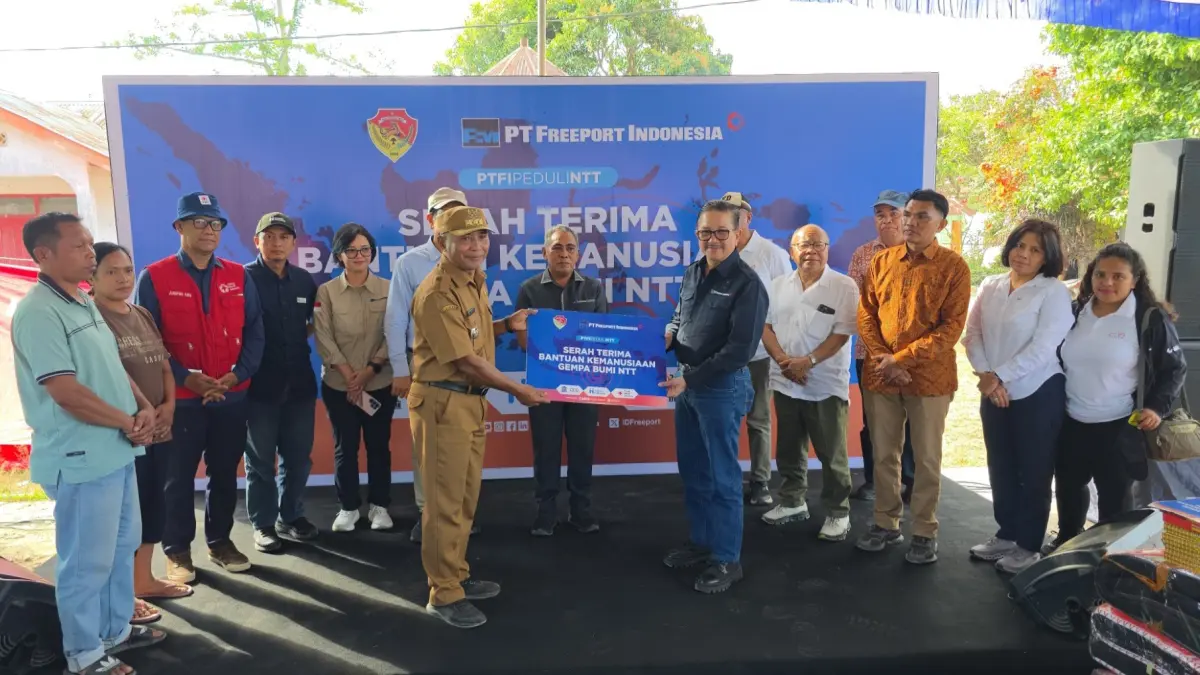 Presiden Direktur PT Freeport Indonesia (PTFI) Tony Wenas menyerahkan bantuan secara simbolis bantuan untuk mendukung pemulihan paska gempa NTT.