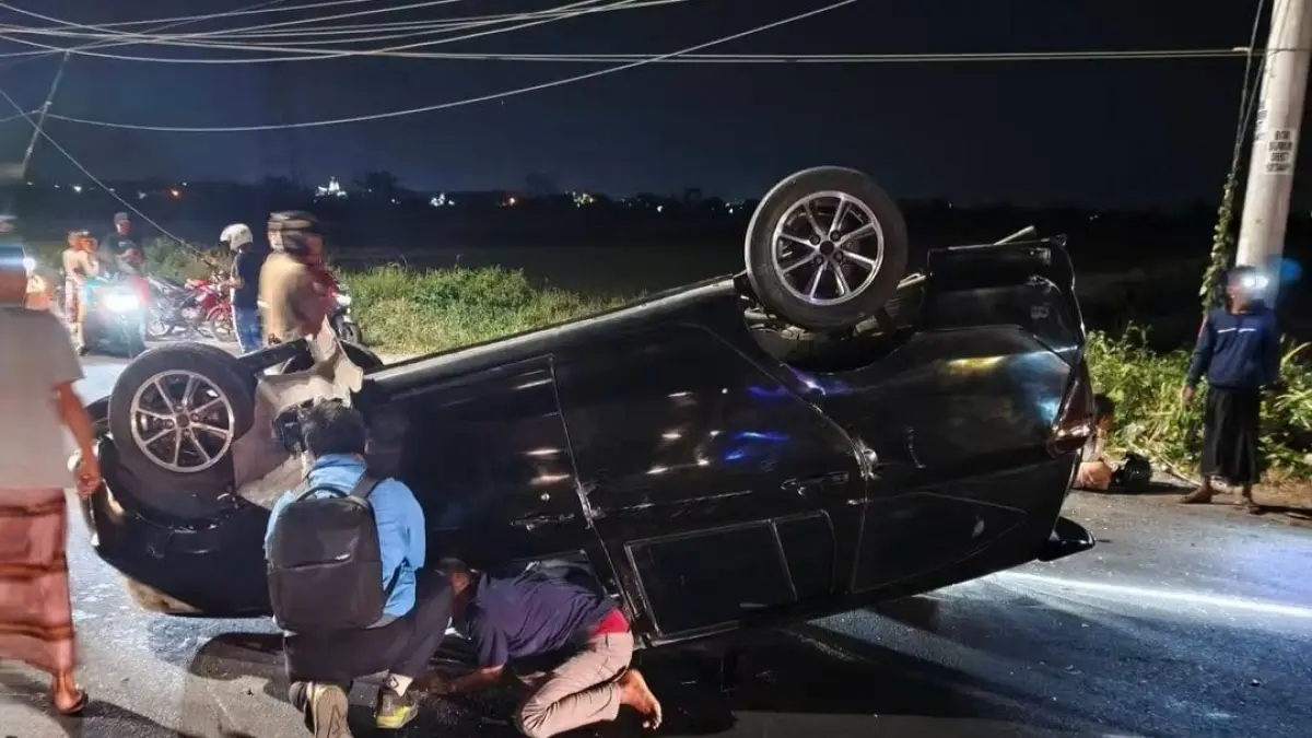 TERBALIK : Kondisi mobil Toyota Agya terbalik usai terlibat kecelakan dengan pengendara sepeda motor di sekitar Exit Tol KLBM, Desa Cerme Lor, Kecamatan Cerme, Gresik. (Foto : Ist/Radar Gresik) 