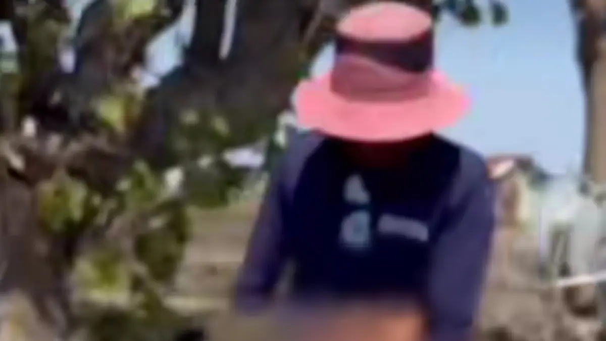 TEREKAM VIDEO : Seorang pria terkema video saat melaukan aksi eksibisionisme di jalan dekat area persawahan. (Foto : Ist/Radar Gresik) 
