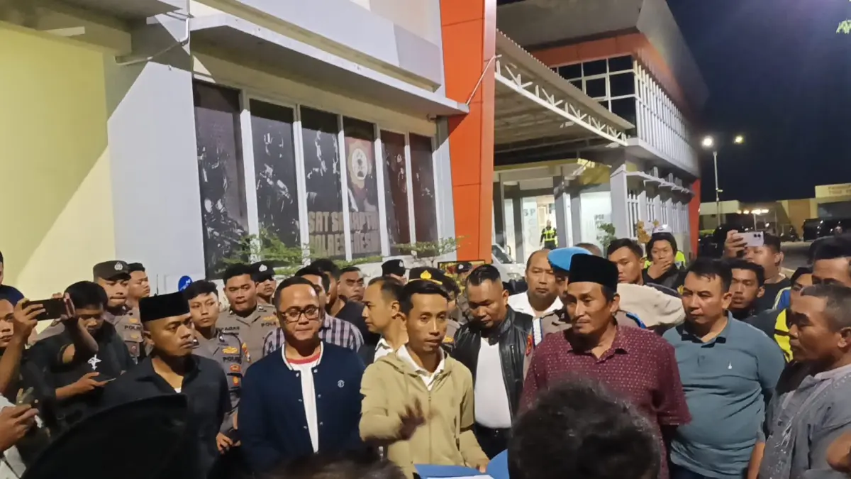 DATANGI POLRES : Ratusan warga Tenggor saat mendatangi Mapolres Gresik, protes guaan salah tangkap dua orang warganya yang masih pelajar. (Foto : Ist/Radar Gresik) 