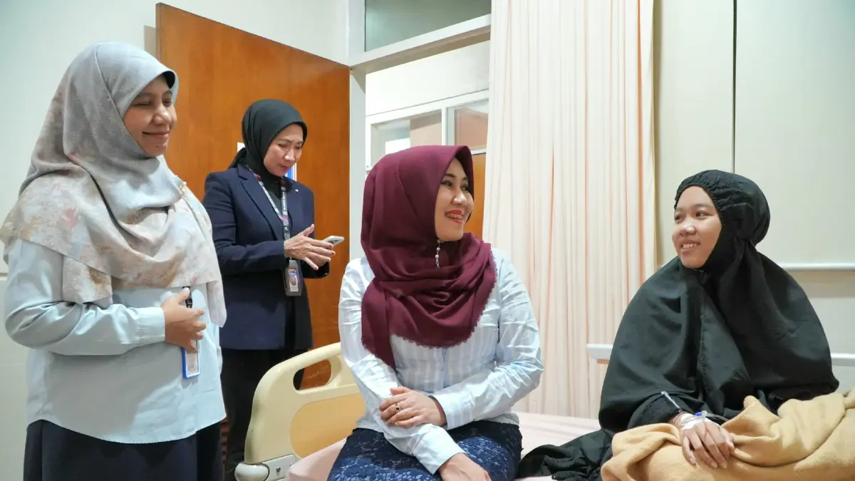 DUKUNGAN MORAL: Anggota DPD RI, Dr. Lia Istifhama (tengah), berbincang hangat saat menjenguk santri korban keracunan di ruang perawatan RS Delta Surya Sidoarjo. (Foto : Ist/Radar Gresik) 