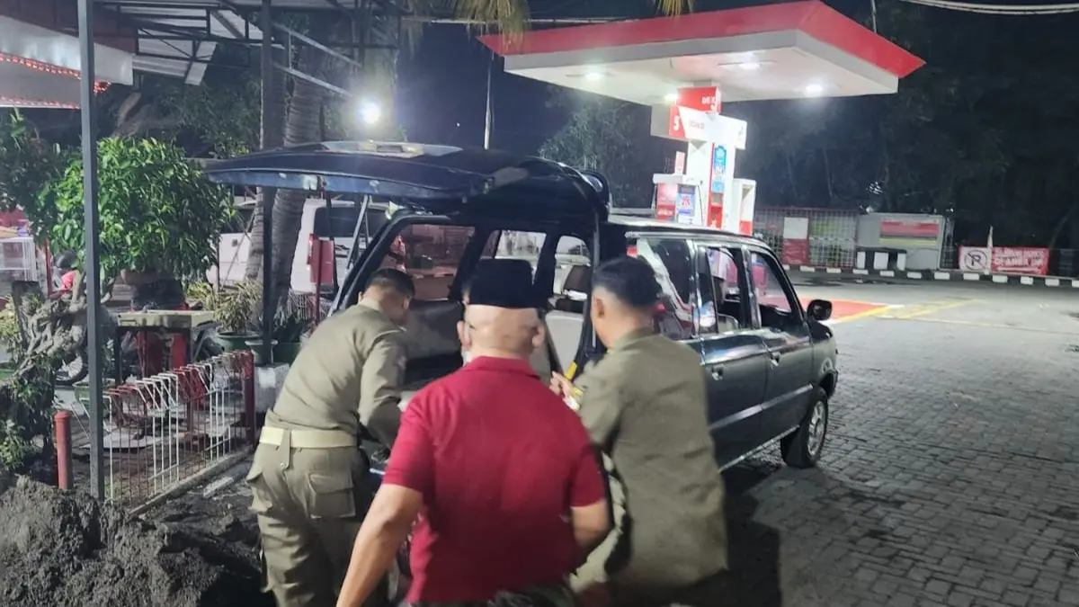 EVAKUASI SOCIAL: Petugas Satpol PP bersama Dinas Sosial Kabupaten Gresik saat menaikkan seorang warga terlantar ke dalam mobil operasional. (Foto : Dok/Radar Gresik) 