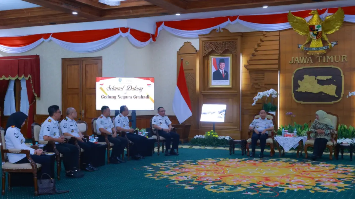 Kepala Rutan Gresik Dhimas Isdwiyono, mengikuti audiensi jajaran Kantor Wilayah Ditjenpas Jawa Timur bersama Gubernur Jawa Timur Khofifah Indar Parawansa di Gedung Negara Grahadi. (Foto : Yudhi/Radar Gresik) 
