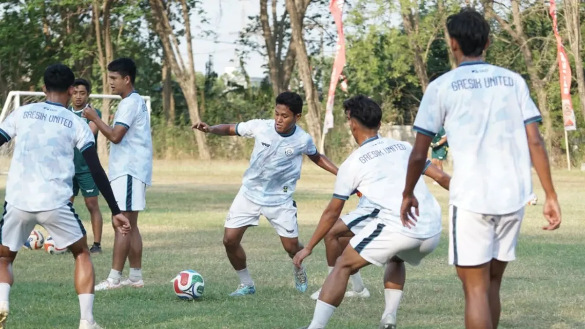 LATIHAN : Para pemain Gresik United sedang latihan untuk persiapan Liga Nusantara. (Foto : Ist/Radar Gresik) 
