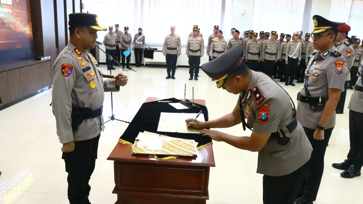SERTIJAB : Kapolres Gresik AKBP Ramadhan Nasution saat memepin Sertijab PJU dan Kapolsek di Mapolres Gresik. (Foto : Ist/Radar Gresik) 