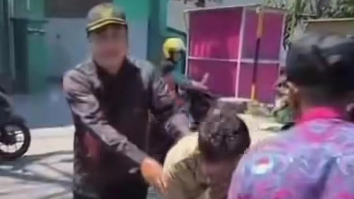 DIAMANKAN : Pelaku penipuan dengan modus uang kembalian dan barang bukti diamanakan di Mapolsek Driyorejo, Gresik. (Foto ; Ist/Radar Gresik) 