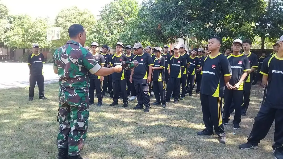 DISIPLIN : Babinsa saat disiplin pelajar dan kesiapsiagaan Satlinmas Gresik. (Foto : Dok/Radar Gresik) 