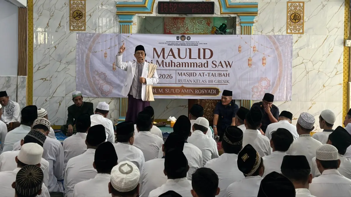 MAULID NABI : Petugas Rutan Kelas IIB Gresik dan warga binaan saat menggelar pengajian akbar peringati Maulid Nabi Muhammad SAW di Masjid At-Taubah Rutan kelas IIB Gresik. (Foto : Yudhi/Radar Gresik) 