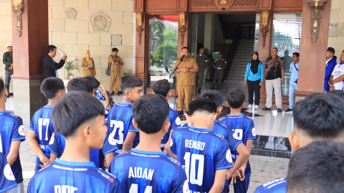 MELEPAS : Bupati Gresik Fandi Akhmad Yani saat melepas melepas tim Gresik United U-13 dan U-15 menuju Piala Soeratin 2026. (Foto ; Ist/Radar Gresik) 