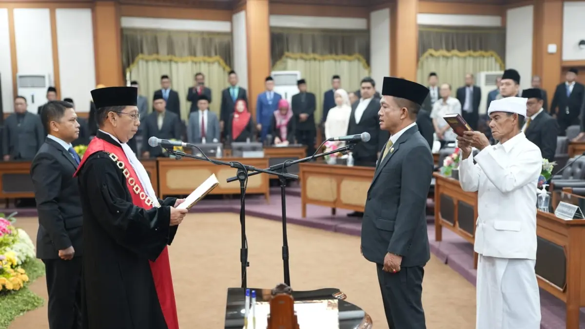 PELANTIKAN : Wongso Negoro saat pelantikan di ruang Rapat Paripurna DPRD Gresik. (Foto : Fajar/Radar Gresik) 