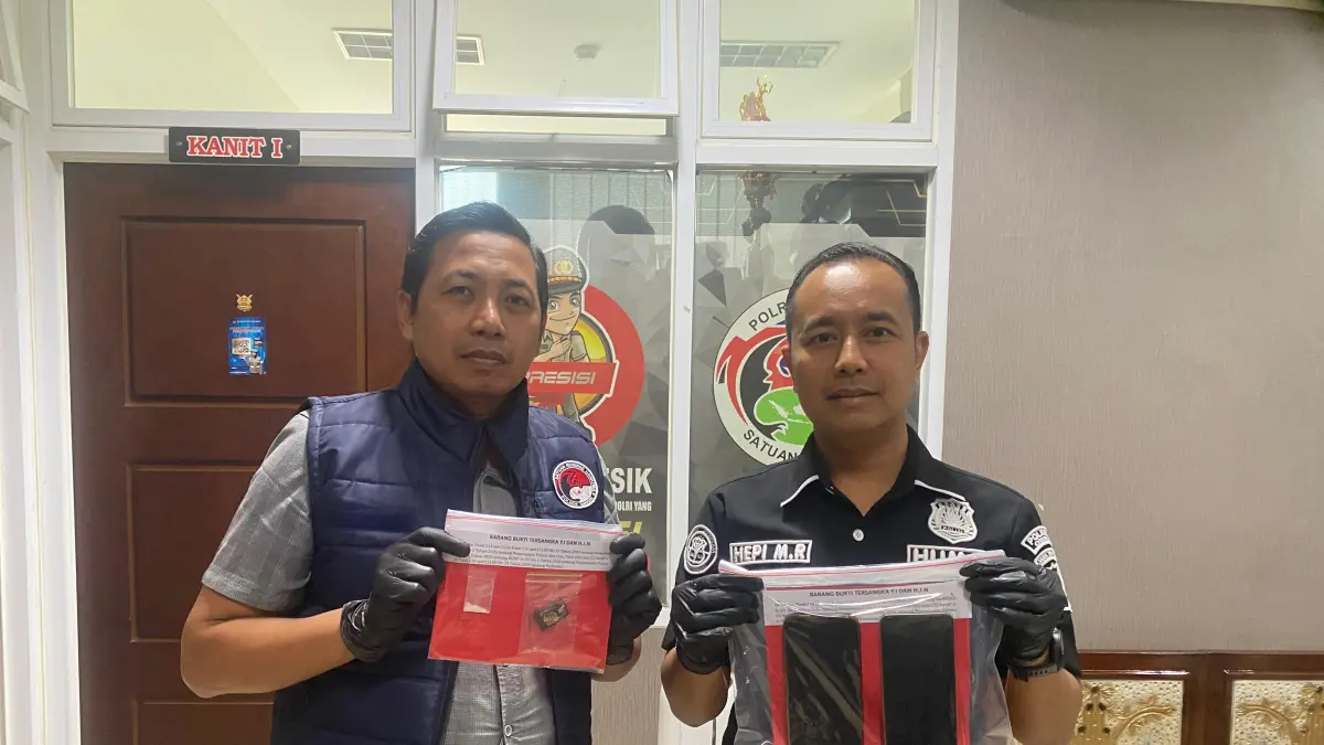 DIAMANAKAN : Anggota Satrekoba saat embagamkan barang bukti Sabu - sabu yang dibungkus bekas permen dari tangan pelaku. (Foto : Ist/Radar Gresik) 