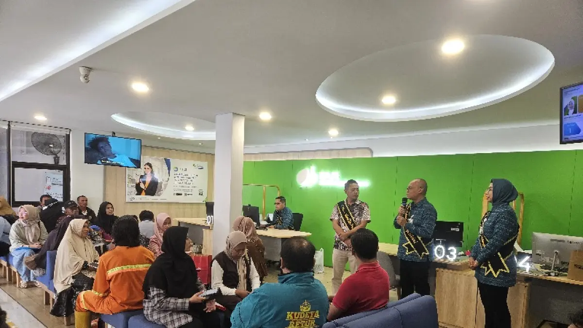 Kepala Dinas Tenaga Kerja Kabupaten Gresik Jainul Arifin bersama Kepala Kantor BPJS Ketenagakerjaan Gresik, Purwantono menyapa pelanggan.