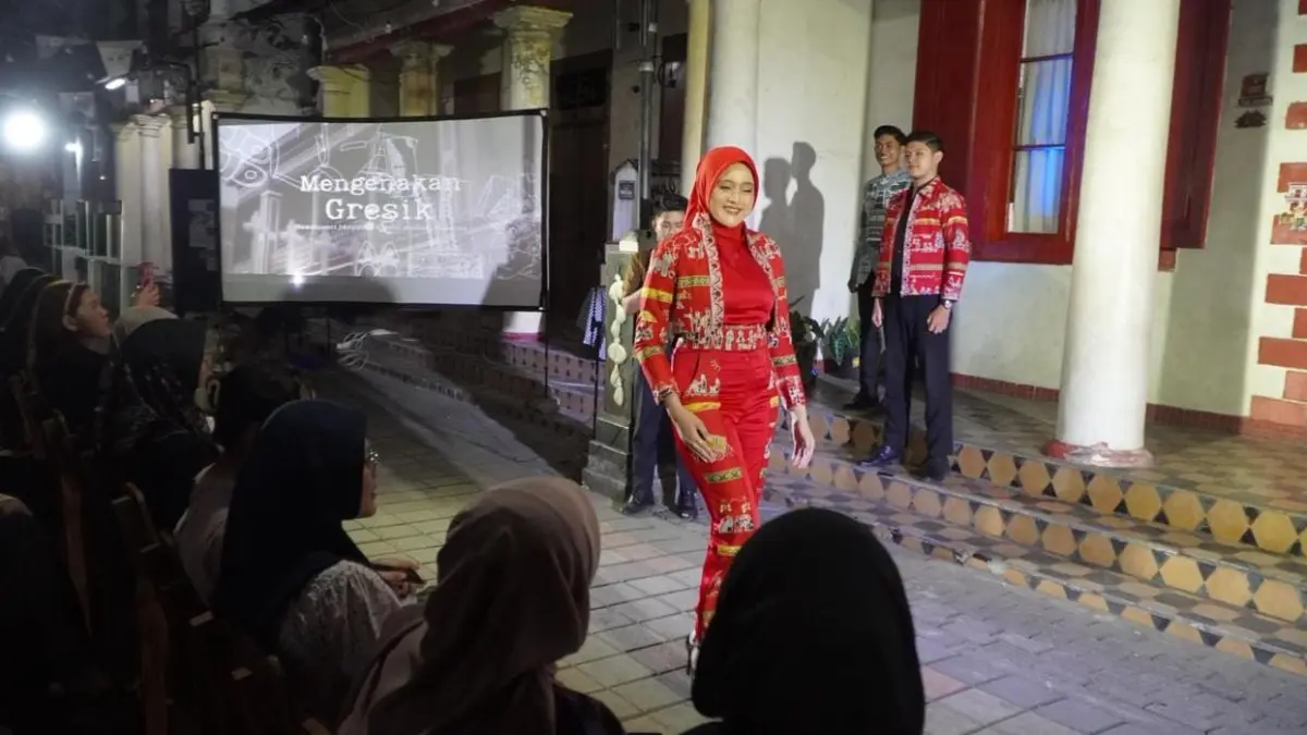 DIWARISI : Lembar-lembar kain menggantung di sepanjang jalan Kampung Kemasan, Gresik yang diwariskan dari generasi ke generasi. (Foto : Fajar/Radar Gresik) 