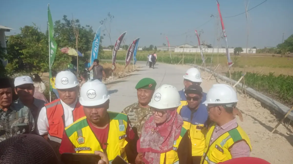 PERESMIAN BETONISASI : Bupati Gresik Fandi Akhmad Yani, Kepala Dinas Pekerjaan Umum dan Tata Ruang (DPUTR) Kabupaten Gresik Dhiannita Tri Astuti beserta Forkopimcam dan desa saat meresmikan Betonisasi JPD Klampok-Munggugebang. (Foto : Yudhi/Radar Gresik) 