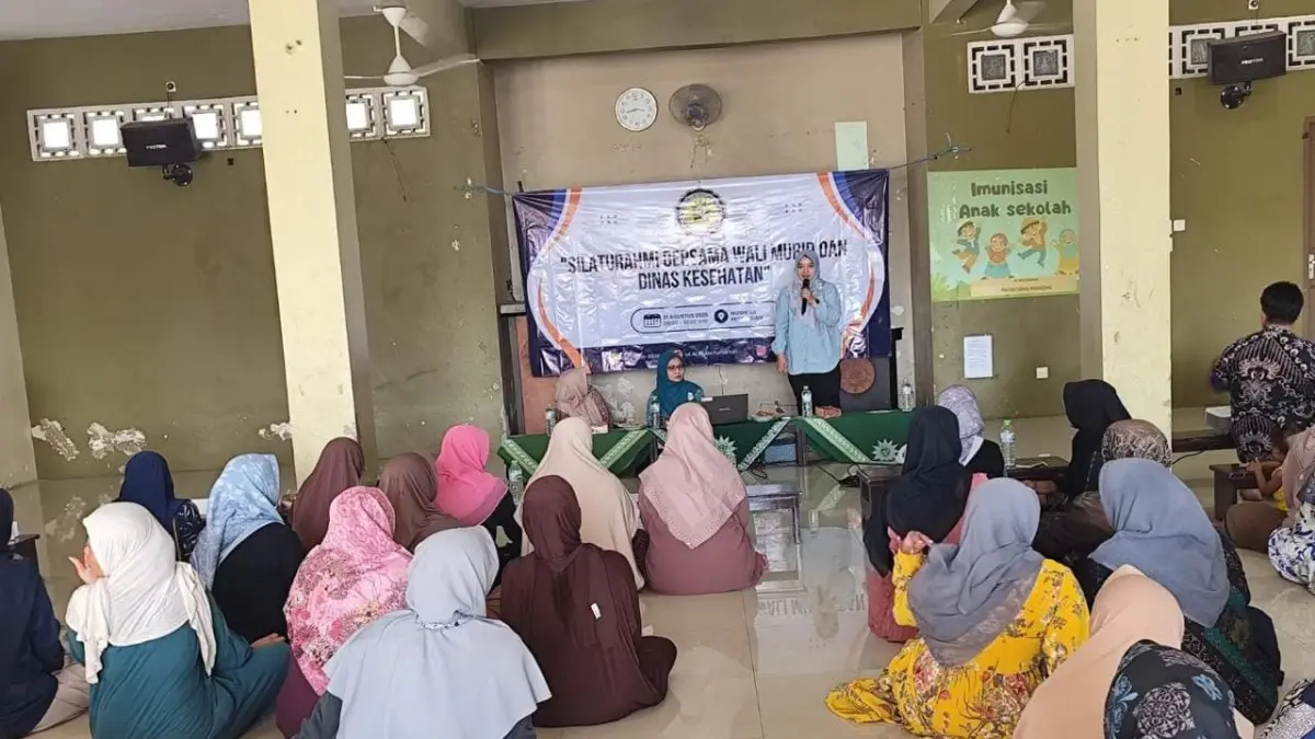 SOSIALISASI :Dinkes Gresik melakukan penyuluhan pencegahan campak di kelas ibu balita. (Foto : Fajar/Radar Gresik) 