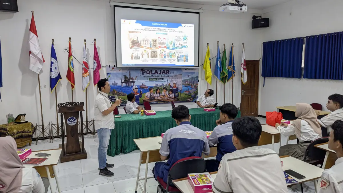 Belajar : Pertamina EP Poleng Field menggelar kegiatan Employee Volunteerism "Poleng Mengajar" di Auditorium SMK Semen Indonesia Gresik (SIG). (Foto : Ist/Radar Gresik) 