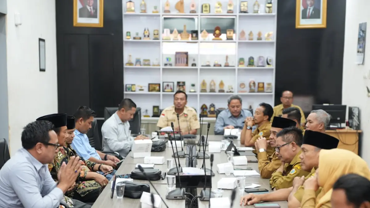 HEARING : Ketua Komisi IV DPRD Gresik, Muchamad Zaifudin saat hearing bersama mitra kerja OPD Gresik. (Foto : Fajar/Radar Gresik) 