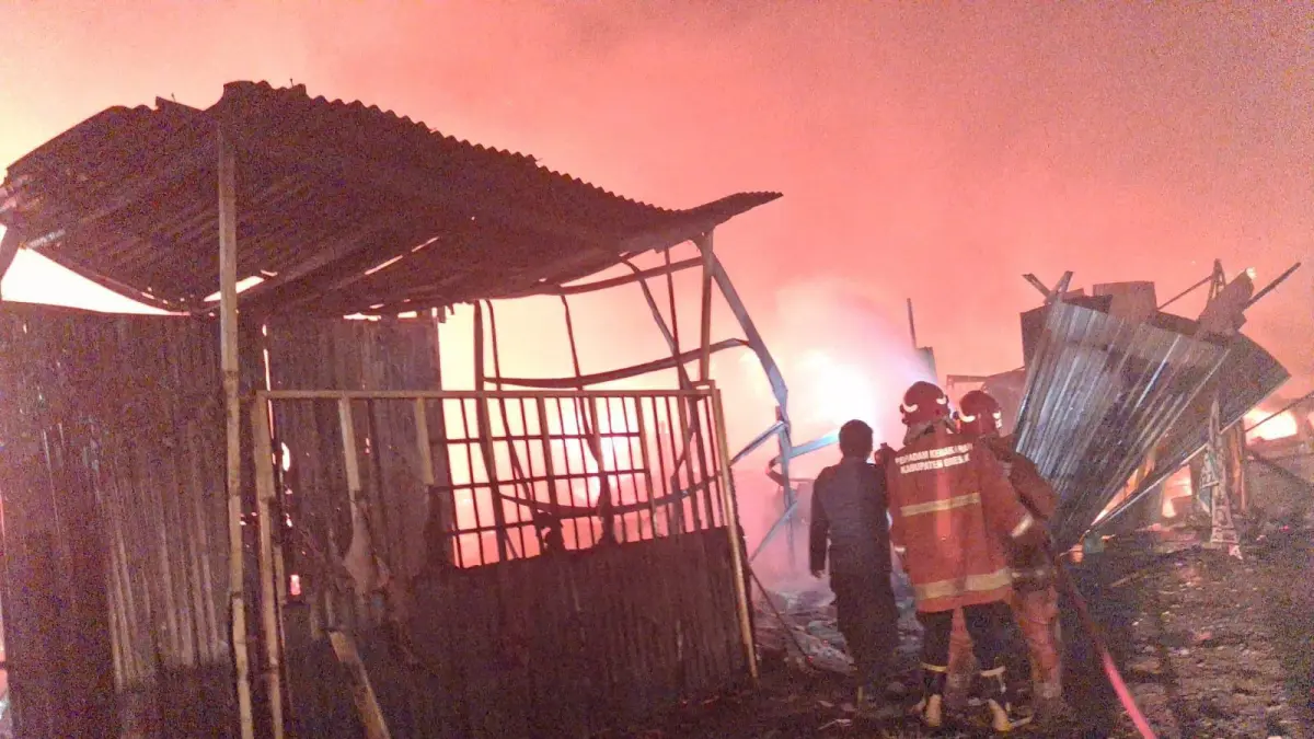 PEMADAMAN : Petugas Damkar Gresik saat melakukan pemadaman kebakaran rumah semi permanen dari kayu di Jalan Raya Roomo Nomor 116, Desa Roomo, Kecamatan Manyar, Gresik. (Foto : Ist/Radar Gresik) 