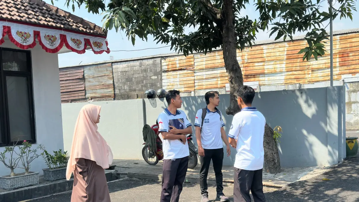 PENGECEKAN : Petugas Rutan Kelas IIB Gresik dan KPKNL Surabaya saat melakukan pengecekan pemanfaatan BMN untuk Koperasi. (Foto : Yudhi/Radar Gresik) 