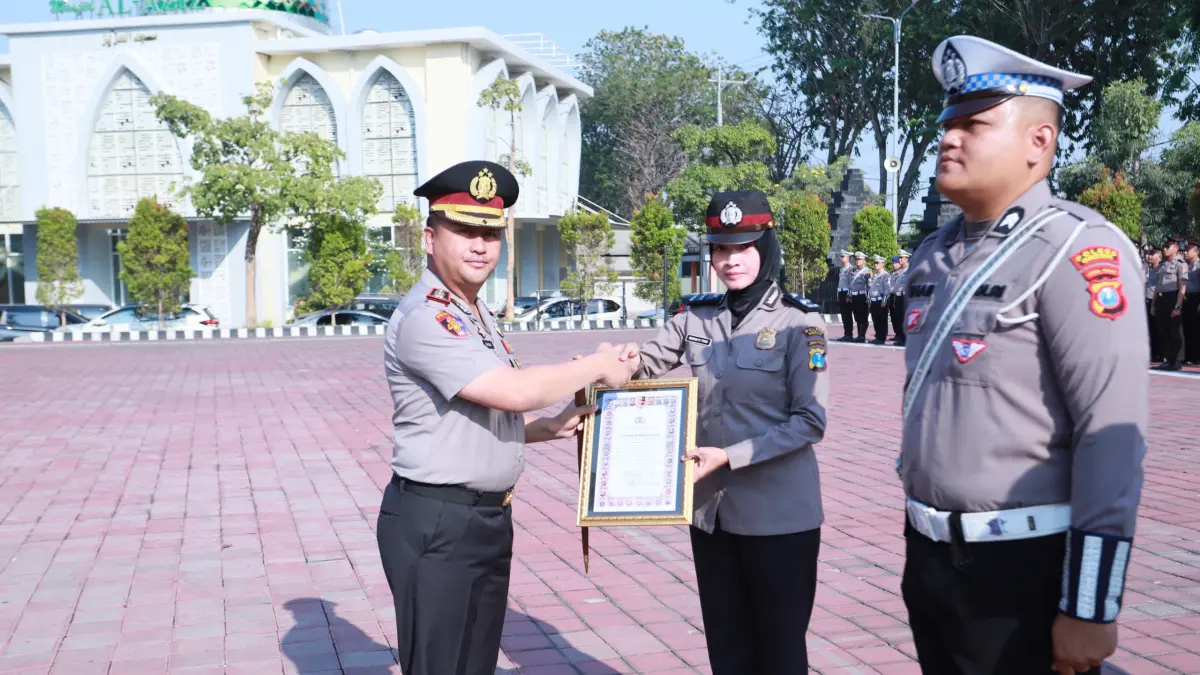 PENGHARGAAN : Kapolres Gresik AKBP Ramadhan Nasution saat memberikan penghargaan kepada lima personel Polres Gresik berprestasi tingkat Nasional. (Foto ; Yudhi/Radar Gresik) 