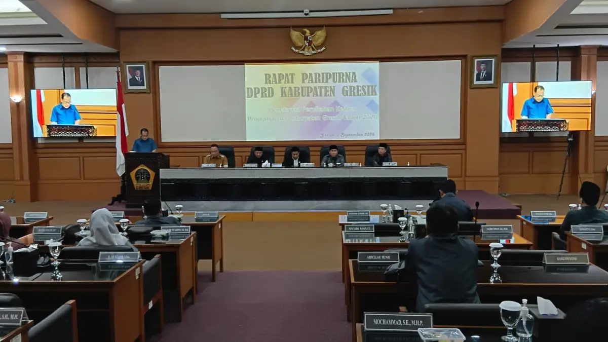 SAMBUTAN : Anggota Bapemperda DPRD Gresik, Asroin Widiyana saat menyampaikan sambutannya di Rapat Paripurna DPRD Gresik. (Foto : Fajar/Radar Gresik)
