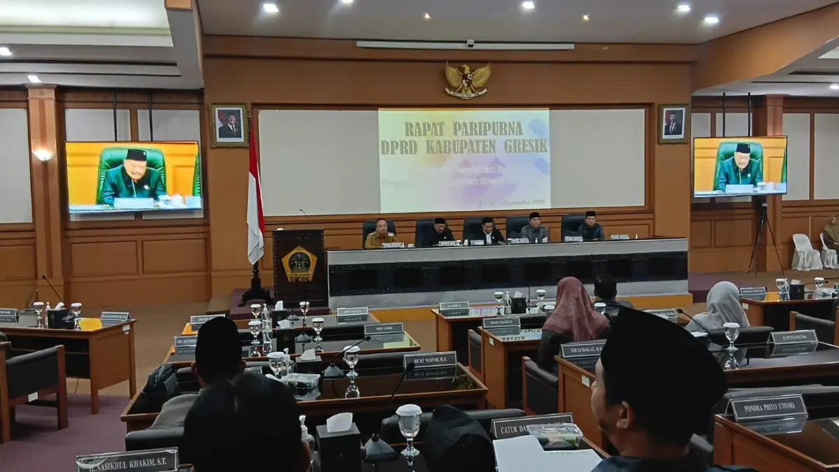 SAMBUTAN : Wakil Ketua DPRD Gresik, Mujid Ridwan saat menyampaikan sambutannya di Rapat Paripurna DPRD Gresik. (Foto : Fajar/Radar Gresik) 