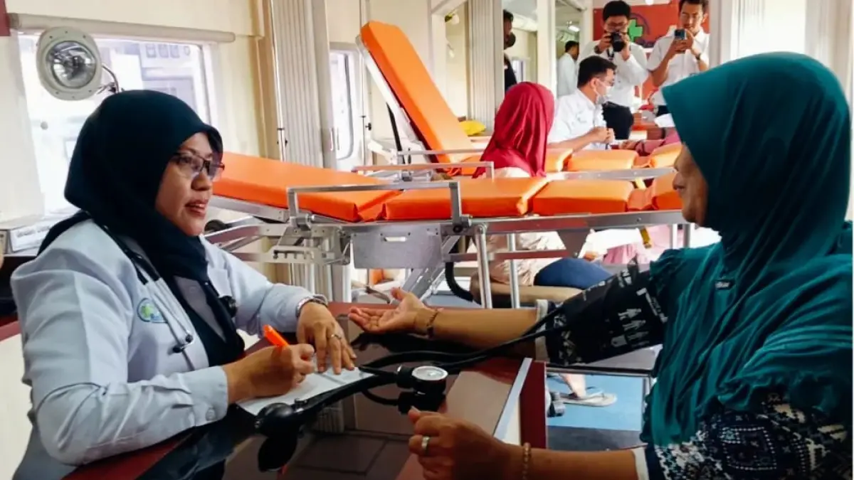 AKTIVITAS : Warga sekitar gembira dengan adanya klinik dan perpustakaan di stasiun Cerme Gresik. (Foto : Dok/Radar Gresik) 