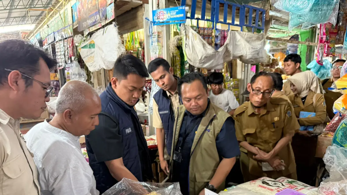 CEK SEMBAKO : Petugas Satgas Pangan Polres Gresik dan Diskoperindag Gresik saat melakukan sidak harga sembako di  Pasar Baru Gresik. (Foto ; Yudhi/Radar Gresik) 