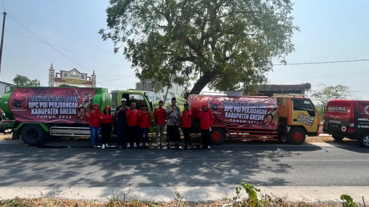 DPC PDI Perjuangan Kabupaten Gresik bergerak cepat menyalurkan bantuan air bersih gratis untuk warga Desa Randuboto, Kecamatan Sidayu. (Foto : Ist/Radar Gresik) 