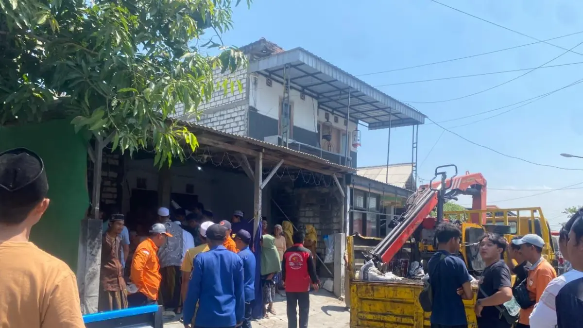 EVAKUASI JENAZAH : Petugas Damkar Gresik saat membantu evakuasi jenazah warga obesitas hingga ke Pemakaman. (Foto : Ist/Radar Gresik) 