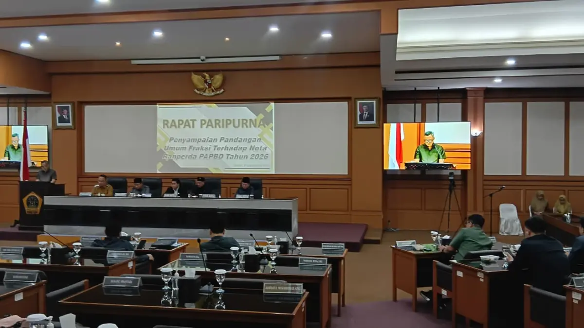 MENYAMPAIKAN : Salah satu Fraksi DPRDD Gresik saat menyampaikan pandangan umum terhadap nota ranperda PAPBD, di rapat Paripurna DPRD Gresik. (Foto : Fajar/Radar Gresik) 