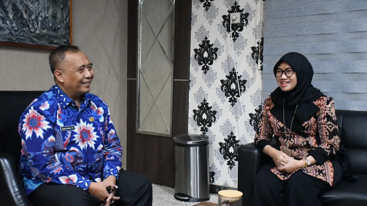 SINERGI : Manajer PLN UP3 Gresik Sri Wahyuningsih bersilaturahmi dengan Sekda Kabupaten Gresik, Achmad Washil Miftahul Rachman.