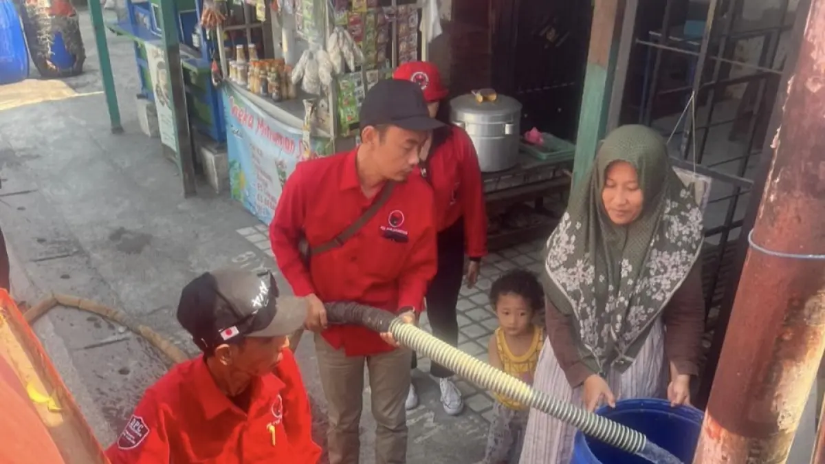 Tak sekadar bantuan darurat, Fraksi PDI Perjuangan di DPRD Gresik juga berkomitmen terus mengawal solusi jangka panjang melalui percepatan infrastruktur pipanisasi daerah. (Foto : Ist/Radar Gresik) 
