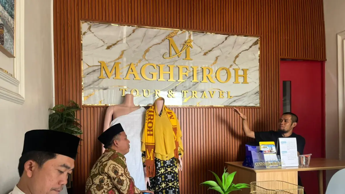 Kepala kantor Kemenhaj Gresik, Lulus saat mengunjungi salah satu travel di Gresik. (Foto : Kemenhaj/Radar Gresik) 