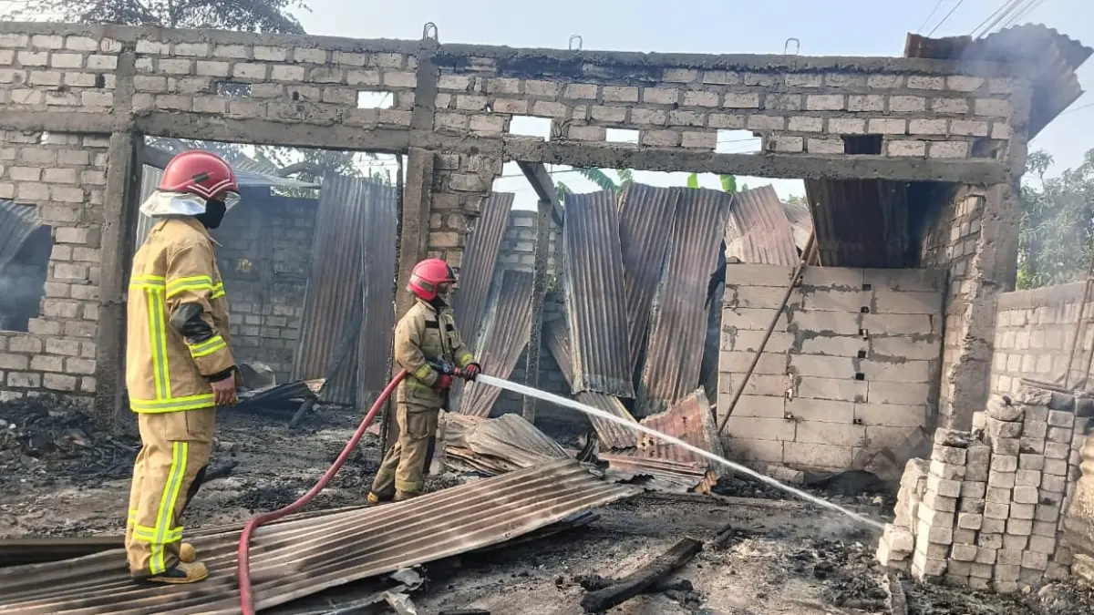 PEMADAMAN: Petugas Damkar saat melakukan pemadaman kebakaran di sebuah pabrik kerupuk di Desa Gempolkurung, Kecamatan Menganti, Gresik. (Foto : Ist/Radar Gresik) 