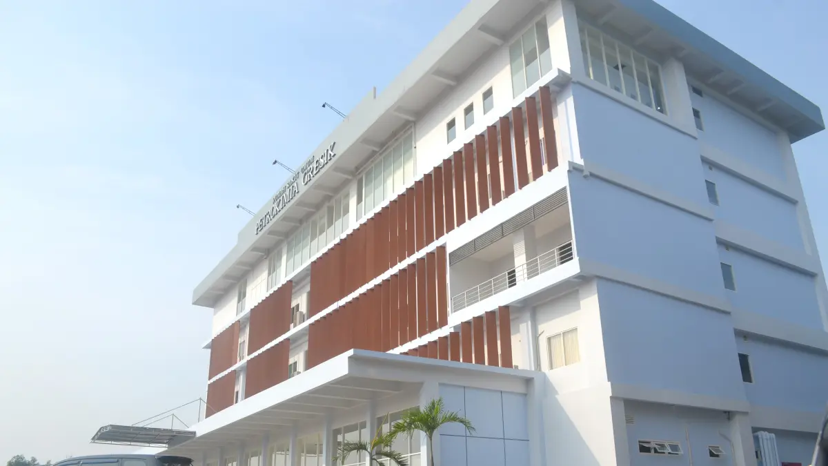 SUASANA : Rumah Sakit Petrokimia Gresik (RSPG) saat suasana dari luar. (Foto : Ist/Radar Gresik) 