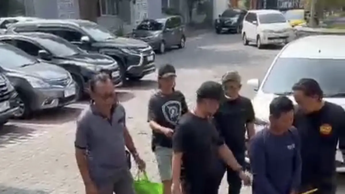DIAMANAKAN : Tersangka kasus Eksibisionisme berinisial S Unit Resmob Satreskrim Polres Gresik di Mapolres Gresik. (Foto : Ist/Radar Gresik) 