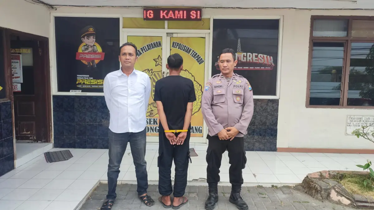 DIAMANKAN : Pelaku inisial MU dugaan kasus pencurian saat diamanakan di Mapolsek Balongpanggang, Gresik. (Foto : Ist/Radar Gresik) 