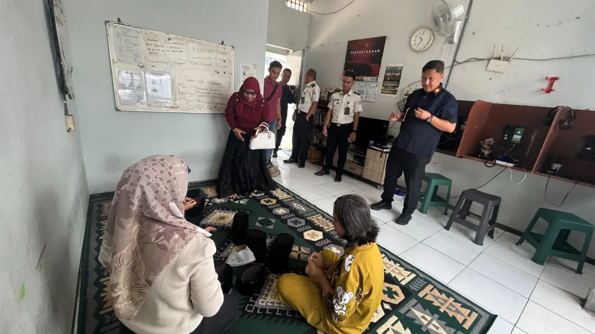 Kepala Rutan Gresik, Dhimas Isdwiyono, didampingi Kepala Sub Seksi Pelayanan Tahanan Ari Djoko Irwanto saat mendampingi CV Angsa Emas Group untuk mengembangkan dan memperluas pemasaran Songkok Grisse. (Foto : Yudhi/Radar Gresik) 