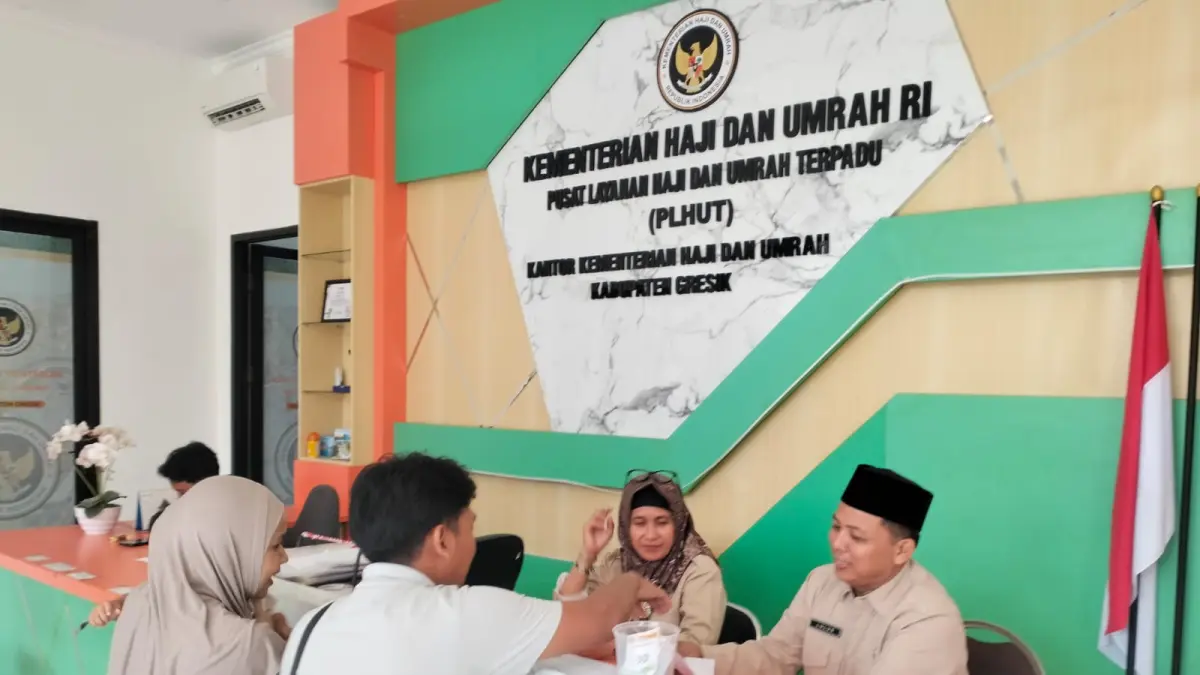 LAYANAN : Kepala Kantor Kemenhaj Kabupaten Gresik, Lulus saat pelayanan kepada masyarakat umrah dan haji. (Foto : Ist/Radar Gresik) 