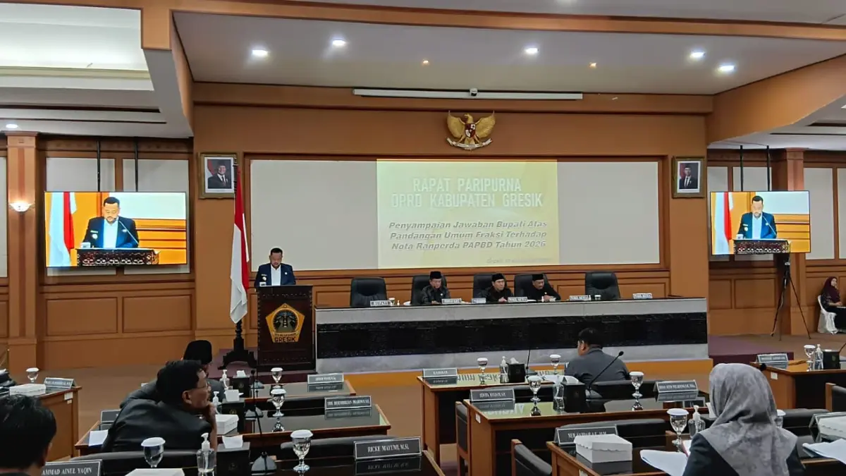MEMBACAKAN : Bupati Gresik Fandi Akhmad Yani saat membacakan jawaban dan fraksi-fraksi terhadap Raperda tentang Perubahan APBD Tahun Anggaran 2026. (Foto : Fajar/Radar Gresik) 